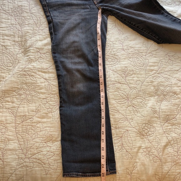 American Eagle Cropped Jeans/ Capris - Picture 5 of 5